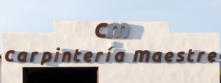Vista interior de Carpintería Maestre mostrando taller con muebles de cocina personalizados y a medida junto a electrodomésticos profesionales